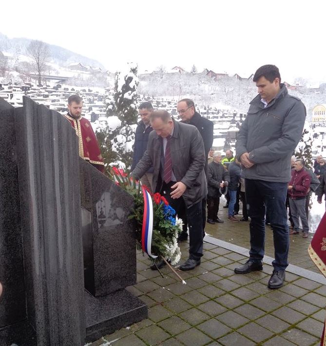 Служен парастос и положено цвијеће на спомен обиљежје